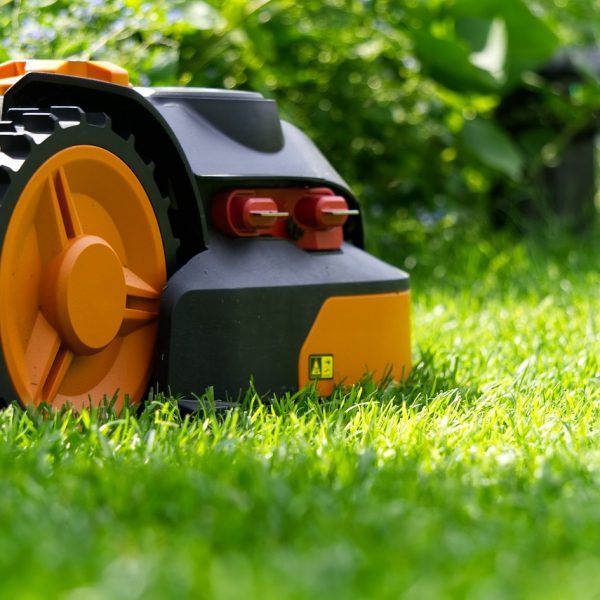 robotic-lawnmower-3403793_1280